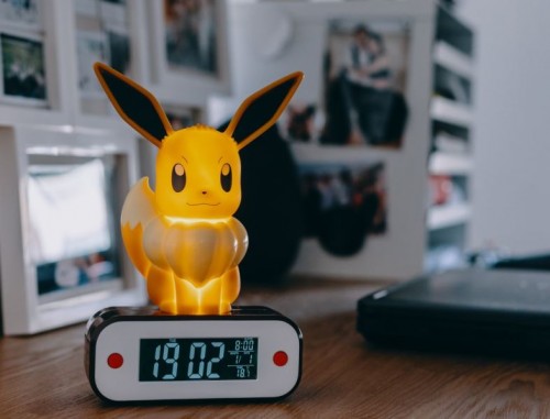 Pokémon EEVEE - budzik - Radiobudzik z lampką LED z motywem Pokémon Eevee.