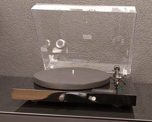 Gramofon Pro-Ject JukeBox E + OM5E piano black (1)