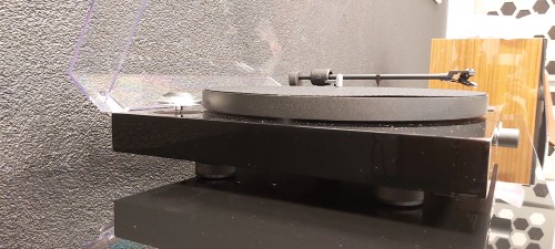 Gramofon Pro-Ject JukeBox E + OM5E piano black (4)