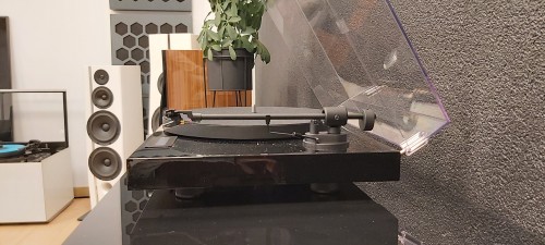 Gramofon Pro-Ject JukeBox E + OM5E piano black (5)
