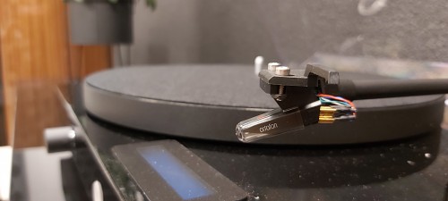 Gramofon Pro-Ject JukeBox E + OM5E piano black (7)