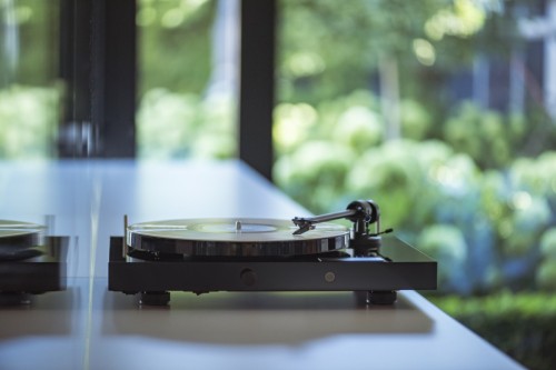 Pro-Ject JukeBox E1 + piano OM5e  Gramofon, System all-in-one / Plug and Play z Bluetooth