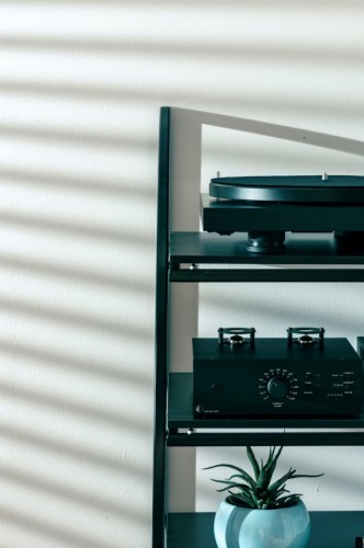 pro-ject-wallmount-it-rack-5-4-black-nastenny-rack-pro-elektroniku-a-gramofony