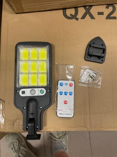 Inteligentna Lampa Solarna LED z Czujnikiem Ruchu i Pilotem – 3 Tryby Świecenia, IP44, 108 COB LED LU17