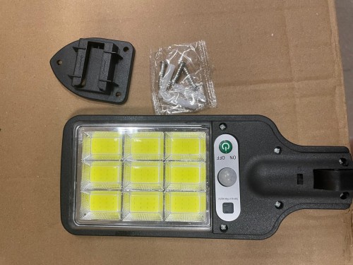 Inteligentna Lampa Solarna LED z Czujnikiem Ruchu i Pilotem – 3 Tryby Świecenia, IP44, 108 COB LED LU17