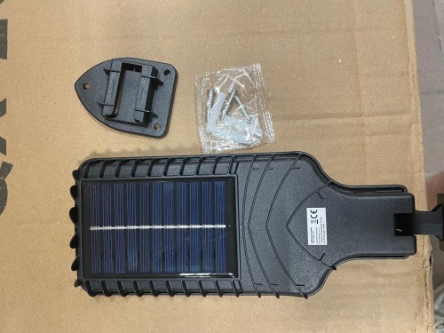 Inteligentna Lampa Solarna LED z Czujnikiem Ruchu i Pilotem – 3 Tryby Świecenia, IP44, 108 COB LED LU17