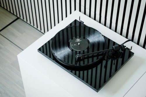 Gramofon Hi-Fi „Plug & Play” Pro-Ject E1.2 + Pick It MM E - Czarny połysk (13)