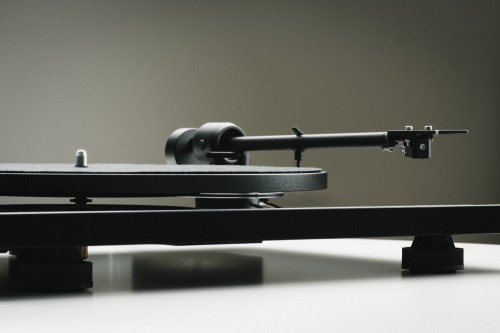 Gramofon Hi-Fi Pro-Ject E1.2 PHONO High Gloss Black + Pick it MM E (9)