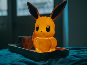 Pokémon  Eevee LED  Wyjątkowa lampa LED 3D w kształcie Eevee  o wysokości 30 cm  oficjalny licencjonowany produkt firmy The Pokémon Company.