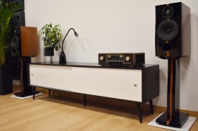 Drewniana szafka RTV w stylu RETRO SONOROUS RTRA180BLKWHT szerokość 180cm