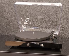 Gramofon ProJect JukeBox E + OM5E piano black