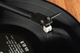 Obrazek 2 dla: Gramofon  ProJect E1 z wkładką AudioTechnica AT3600L Orzech