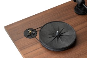 Obrazek 2 dla: Gramofon ProJect E1 BT z wbudowanym przedwzmacniaczem oraz wkładką AT3600L, nadajnik Bluetooth, orzech