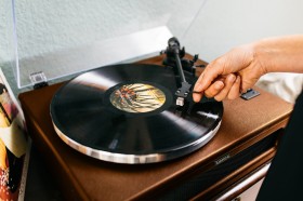 Obrazek 2 dla: Lenco LS430BN Gramofon z głośnikami i Bluetooth, Napęd paskowy, Przedwzmacniacz