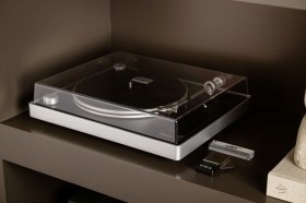 Lenco L455BK  gramofon z aluminiową obudową i wkładką 2M RED