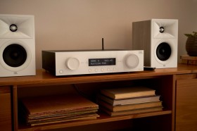 Obrazek 2 dla: Atrakcyjny cenowo zestaw audio JBL 2.0 do muzyki, filmu i gier (wzmacniacz AV + 2 głośniki + przewody połączeniowe)