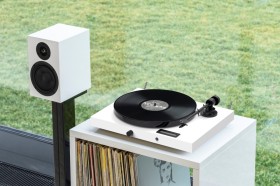 Obrazek 2 dla: Zestaw HiFi ProJect JukeBox E1 w kolorze białym  kompletny system audio stereo z gramofonem