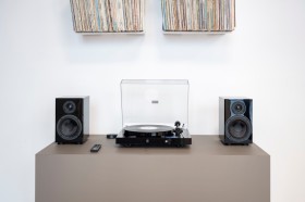 Obrazek 2 dla: Zestaw HiFi ProJect JukeBox E1 Piano – kompletny system audio stereo z gramofonem