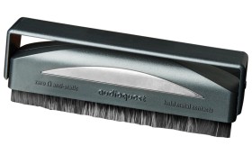 Obrazek dla: Audioquest Silver Anti Static Record Brush  szczotka węglowa do czyszczenia płyt LP (1086 tys. włókien)